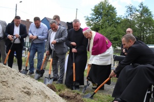 arcybiskup marek jędraszewski ze szpadlem